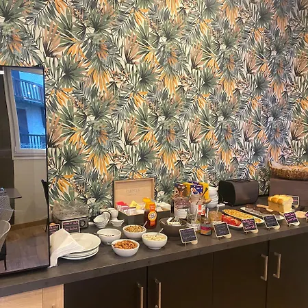 Logis Le Cygne Отель Ле-Бюг