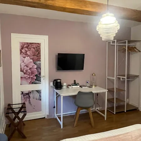 Отель Logis Le Cygne 2*