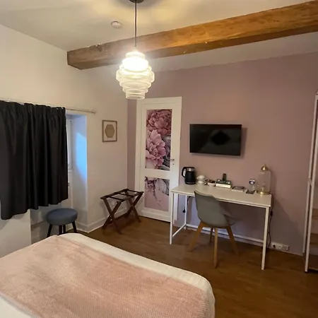 Logis Le Cygne Отель Ле-Бюг