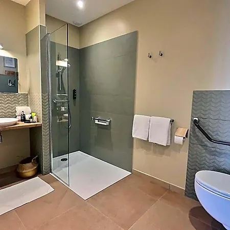 Hotel Logis Le Cygne 2*