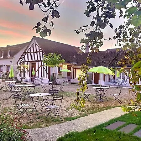 Hotel Logis Le Cygne 2*