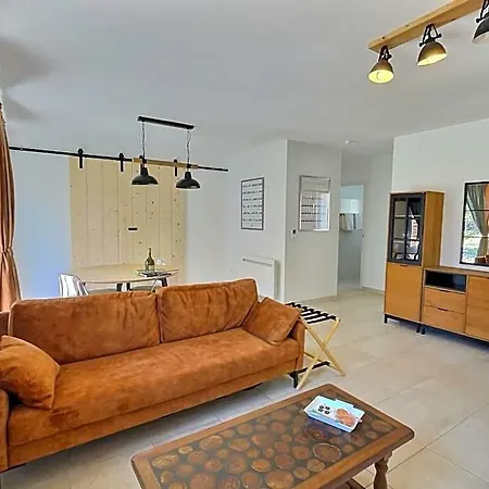 Hotel Logis Le Cygne 2*