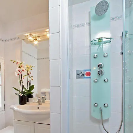 Отель Logis Le Cygne 2*